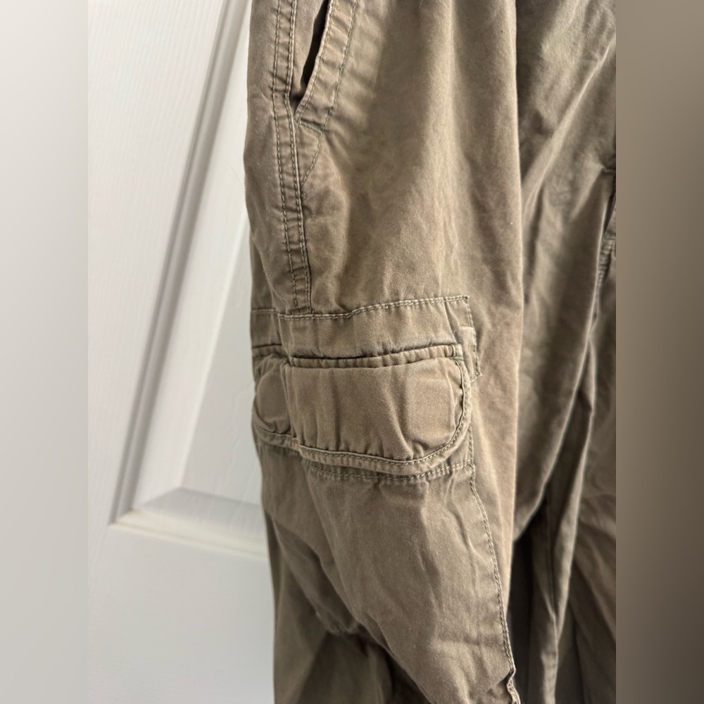 Dockers Men's relaxed fit Cargo Shorts in Brown - Picture 2 of 11